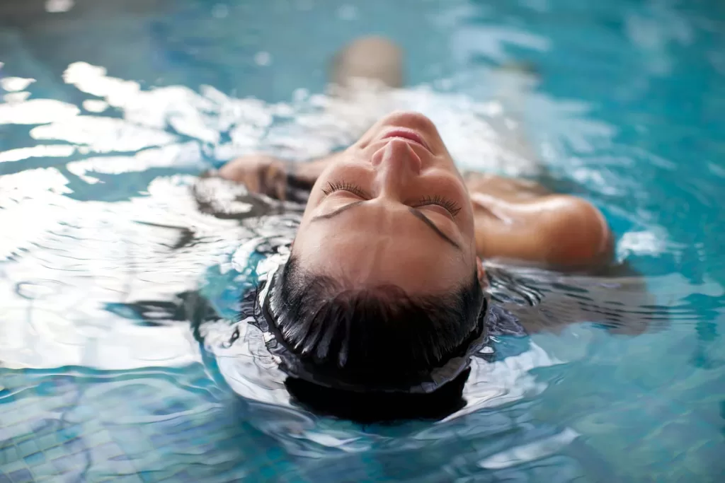 Donna che si rilassa nell'acqua